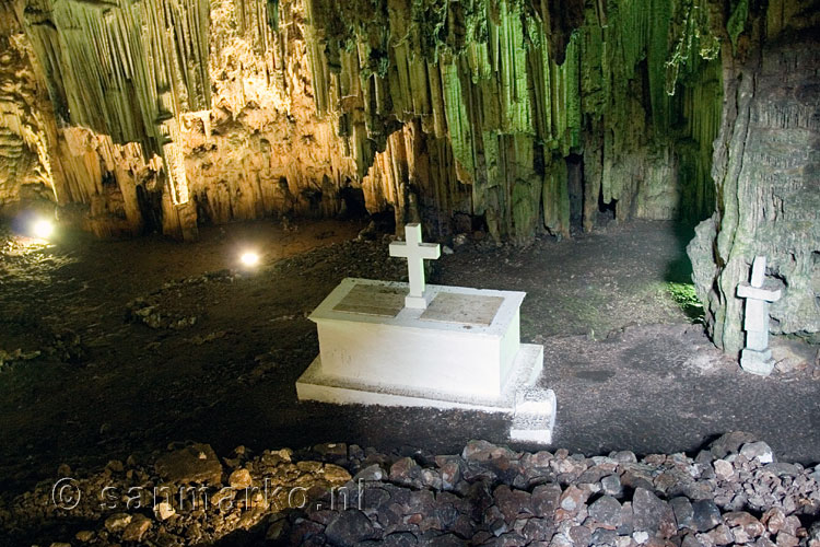 De tombe voor de overleden dorpsbewoners van Melidoni op Kreta