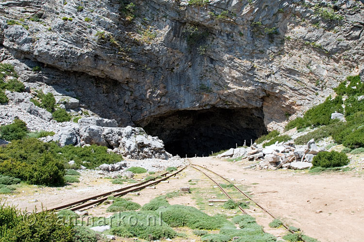 De ingang van de Ideon Andron grot bij het Nida Plateau