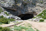 De ingang van de Ideon Andron grot bij het Nida Plateau