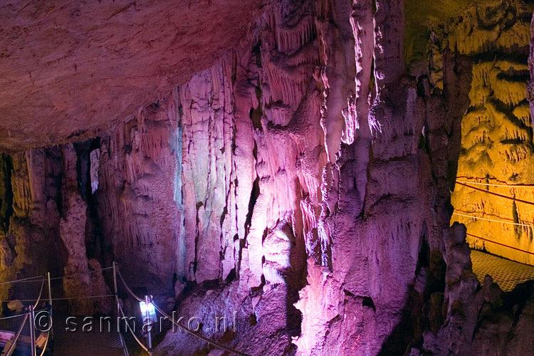 Een overzicht van stalactieten en stalagmieten in de Sfendoni grot