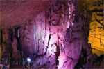 Een overzicht van stalactieten en stalagmieten in de Sfendoni grot
