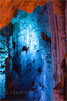 Grote masieve stalactieten in de Sfendonigrot op Kreta