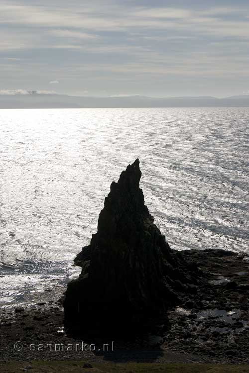 De spitse rotspunt bij Hamarsbúð ten noorden van Hvammstangi in IJsland