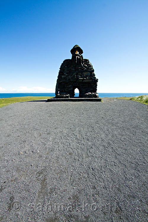 De Steinkarlinn Bárður steenman op de parkeerplaats bij Arnarstapi