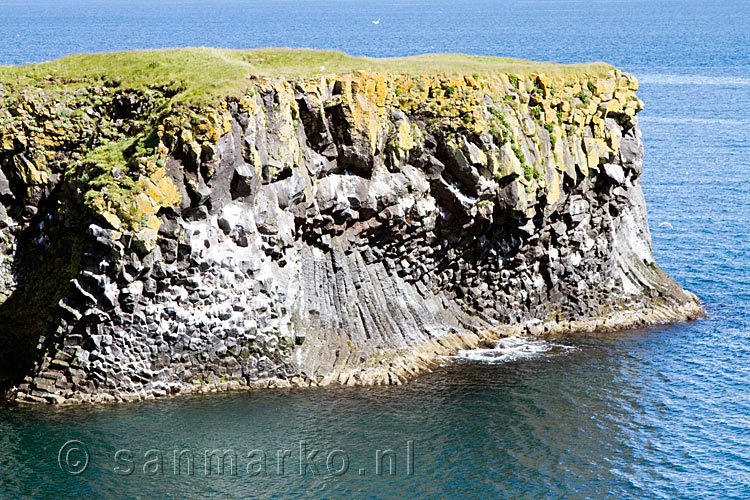 Een steile kust van basalt tijdens de wandeling bij Arnarstapi en Hellnar