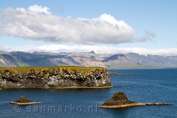 De schitterende bergen van Snæfellsnes bij Arnarstapi en Hellnar aan de zuidkust