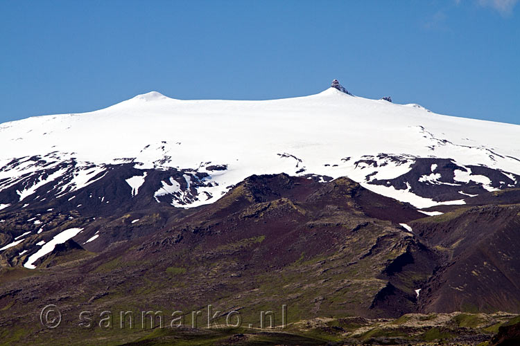 De gletsjer Snæfellsjökull zonder wolken met schitterende blauwe lucht
