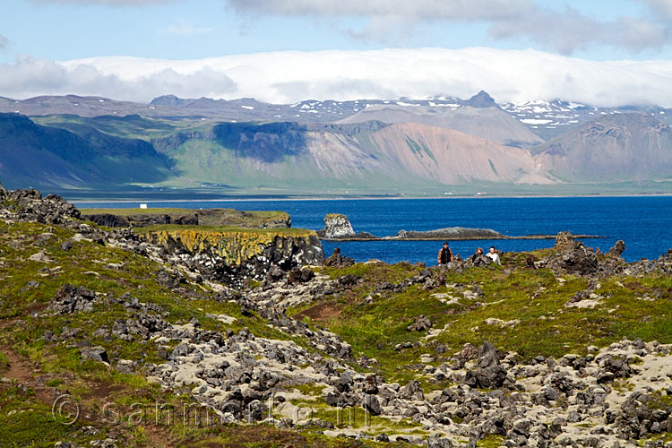 Uitzicht tijdens de wandeling tussen Arnarstapi en Hellnar op de bergen