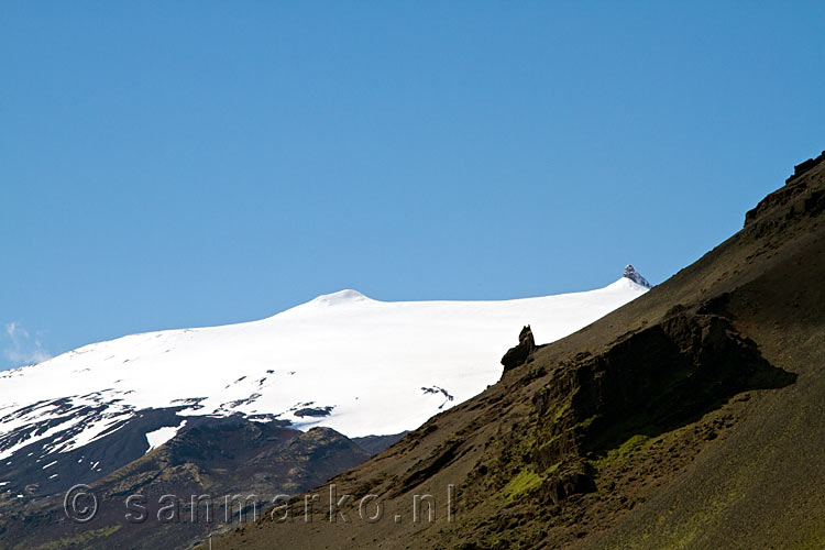 De witte Snæfellsjökull in contrast met de zwarte lava bergen