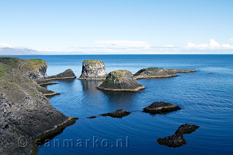 Mooie ronde vormen basalt in de zee bij Arnarstapi en Hellnar op IJsland