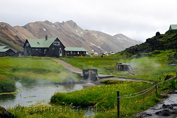 Dampende rivieren bij de camping van Landmannalaugar in IJsland