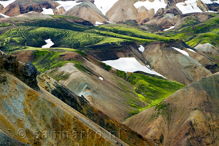 Vanaf de Brennisteinsalda uitzicht op de bijzondere natuur van Landmannalaugar