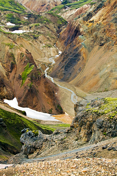 Het dal van Grænagil gezien vanaf de Brennisteinsalda in Landmannalaugar