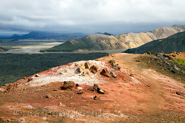 Uitzicht vanaf de Brennisteinsalda over de Eldhraun en de bergen van Landmannalaugar