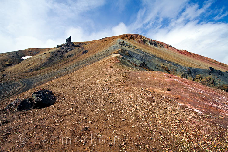 Vanaf het wandelpad het uitzicht op de Brennisteinsalda in Landmannalaugar