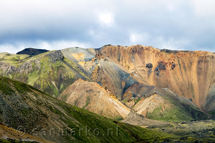 Uitzicht over de schitterende kleurrijke natuur van Landmannalaugar