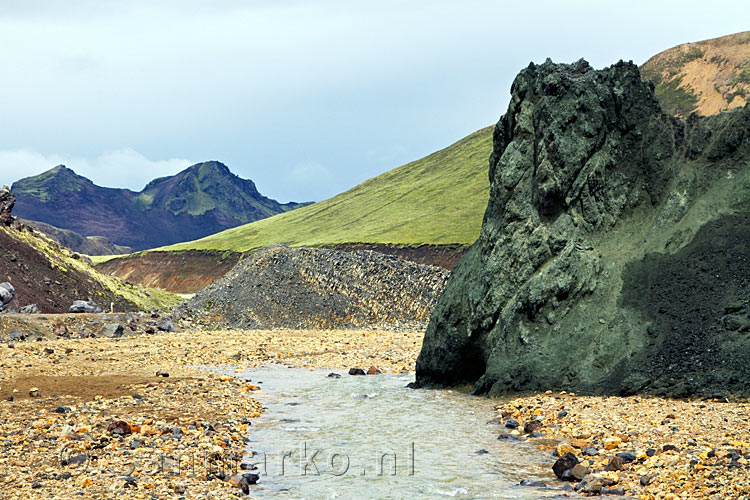 Verschillende bijzondere kleuren groen in de kloof Grænagil in IJsland