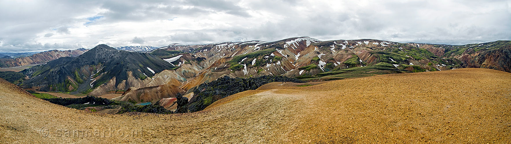 Panorama uitzicht vanaf de Brennisteinsalda over de schitterende natuur van Landmannalaugar in IJsland