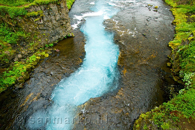 Aan de andere kant van de brug bij de Brúarfoss ontzettend blauwe water in IJsland