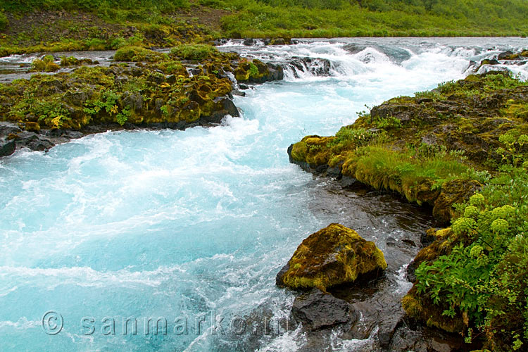 Wandelen naar de Hlauptungufoss vlakbij de Brúarfoss in IJsland