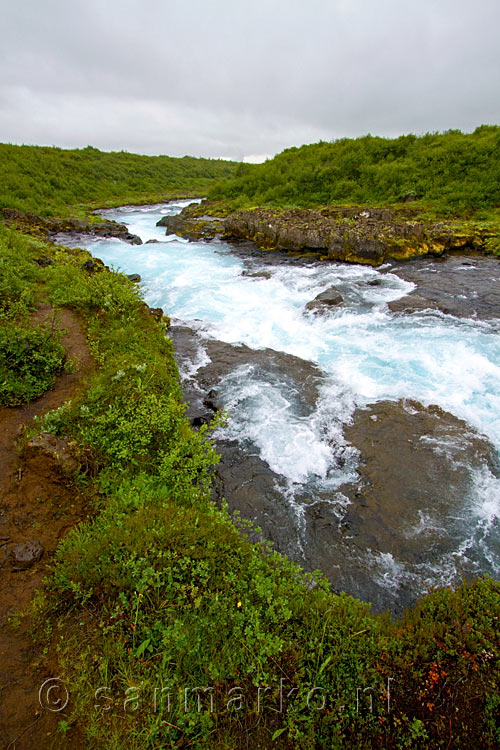 Het wandelpad langs de Hlauptungufoss bij de Brúarfoss in IJsland