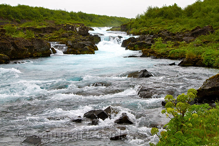 Vanaf de onderkant een mooi uitzicht over de Hlauptungufoss in IJsland