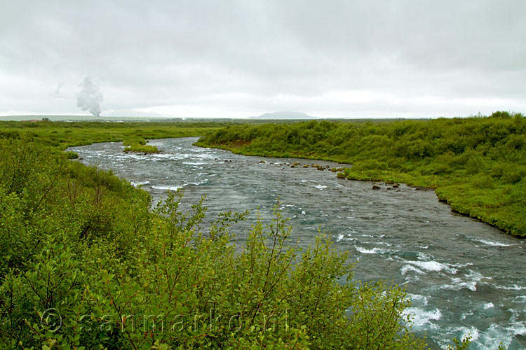 Uitzicht vanaf de Midfoss over de Brúar en het vlakke landschap van dit deel van IJsland