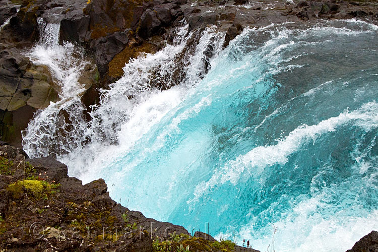 Helder blauw water in de Brúar bij Midfoss bij snelweg 37 in IJsland