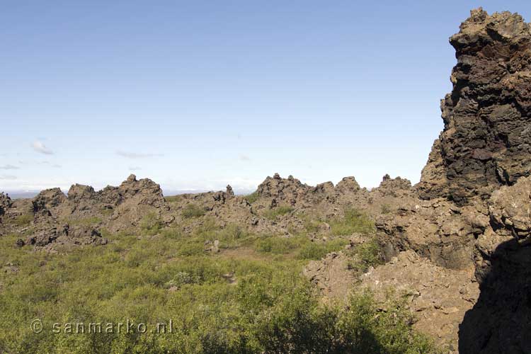 Uitzicht vanaf het wandelpad door Dimmuborgir over de natuur in IJsland