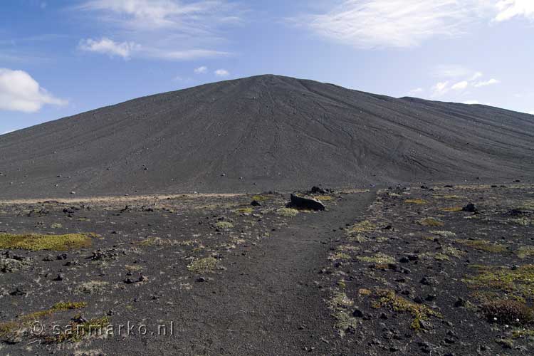 Het wandelpad door Dimmuborgir naar Hverfjall bij Mývatn