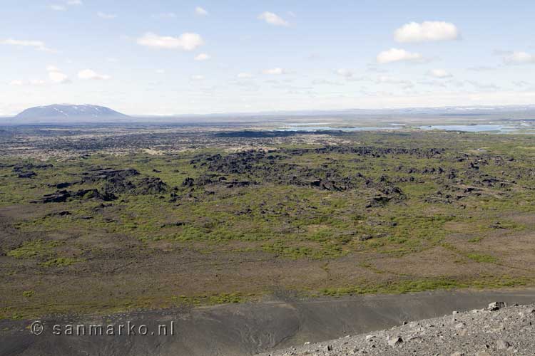 Uitzicht richting Dimmuborgir en Sellandafjall vanaf de krater Hverfjall