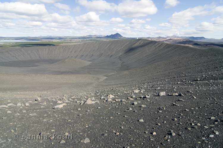 Uitzicht vanaf het wandelpafd over de Hverfjall krater rand in IJsland