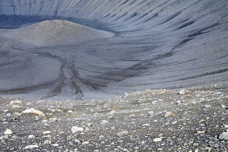 De bodem van de Hverfjall krater gezien vanaf het wandelpad op de rand