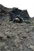 De lava grot Kirkja in Dimmuborgir bij Mývatn tijdens de wandeling naar Hverfjall