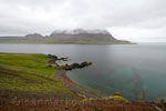 Vanaf de Strandavegur het Veidileysufjördur met schitterende bergen rondom het fjord