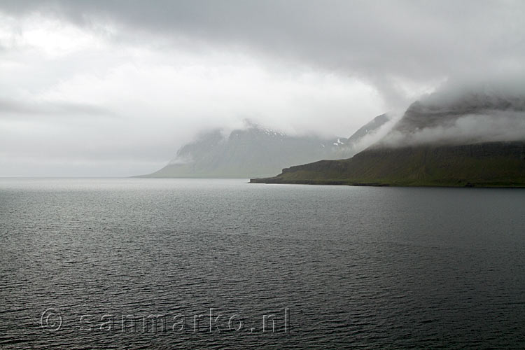 Uitzicht over de bergen rijdend in de Westfjorden van IJsland bij Drangnes op weg naar Hotel Djúpavík