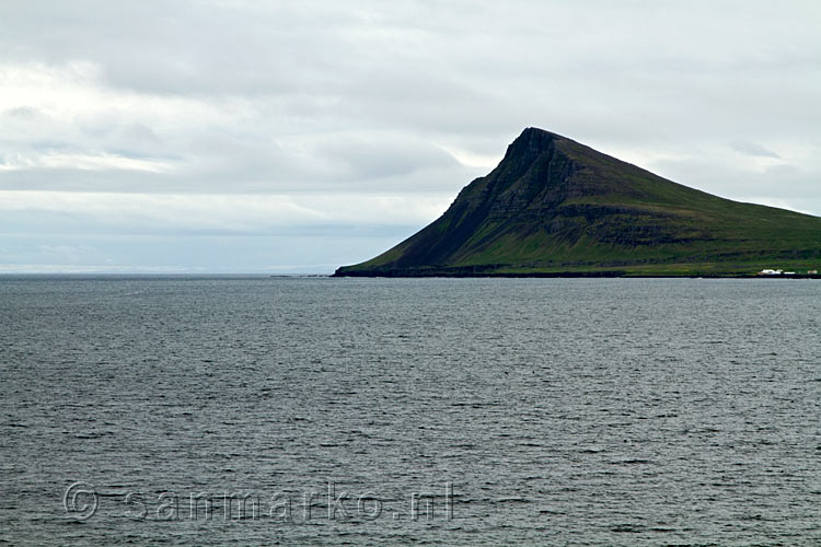 Groene schitterend gevormde bergen langs de kust van de Westfjorden van IJsland