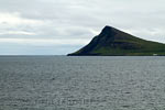 Groene schitterend gevormde bergen langs de kust van de Westfjorden van IJsland