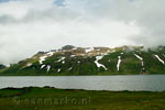 Vanaf de weg richting Hotel Djúpavík een schitterend uitzicht over bergen met her en der nog sneeuw