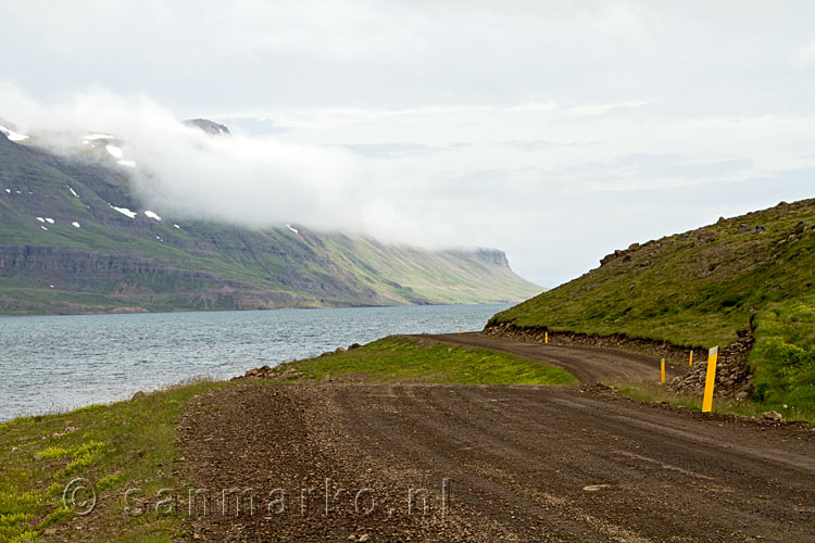 Onderweg het uitzicht over de Westfjorden tussen Drangnes naar Hotel Djúpavík in IJsland