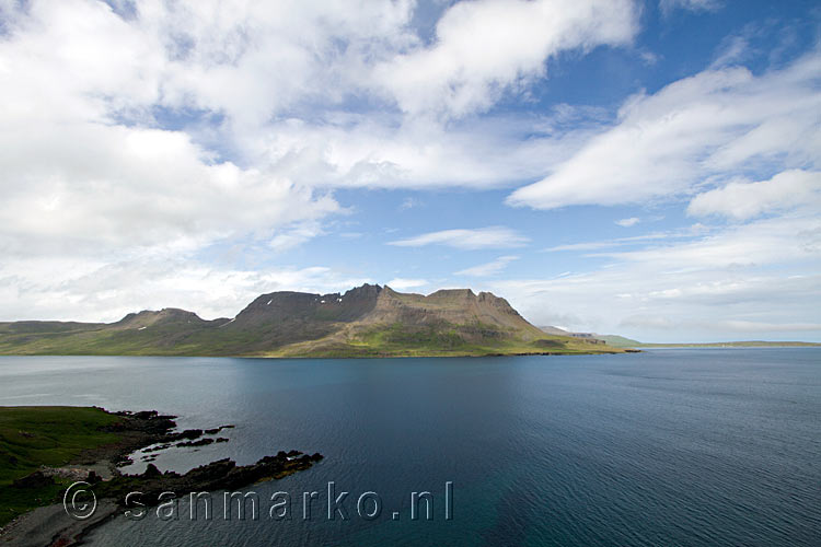 Uitzicht over de puntige bergen langs de kust van de Westfjorden van IJsland bij Drangnes