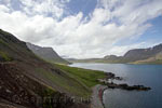 Vlakbij hotel Djúpavík de Strandavegur langs de berghelling van de Westfjorden