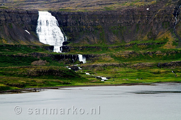 Vanaf de Vestfjarðavegur een schitterend uitzicht over de imposante Dynjandi waterval op de Westjorden