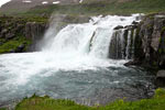 De Dynjandi waterval eindigt met de Bæjarfoss waterval op de Westfjorden van IJsland