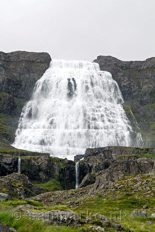 Vanaf het begin van het wandelpad het uitzicht over de schitternde Dynjandi waterval op IJsland