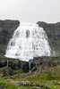 Vanaf het begin van het wandelpad het uitzicht over de schitternde Dynjandi waterval op IJsland