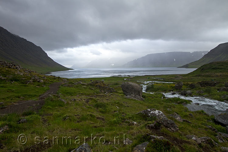 Uitzicht vanaf de Dynjandi waterval richting het fjord op de Westfjorden van IJsland