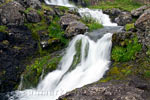 Een close up van één van de kleine watervallen wandelend naar de Dynjandi waterval op IJsland