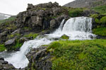 De Göngumannafoss wandelend naar de grote Dynjandi waterval aan de Vestfjarðavegur op de Westfjorden van IJsland