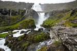 De Strompgljúfrafoss op de voorgrond met daarachter de Dynjandi waterval op de Westfjorden van IJsland